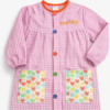 Niño con babero personalizado para colegio
