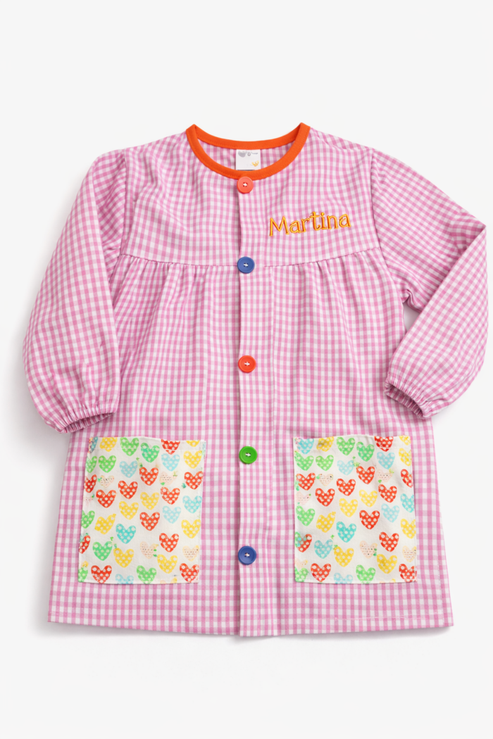 Niño con babero personalizado para colegio