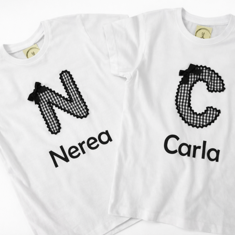 Camiseta inicial con nombre bordado